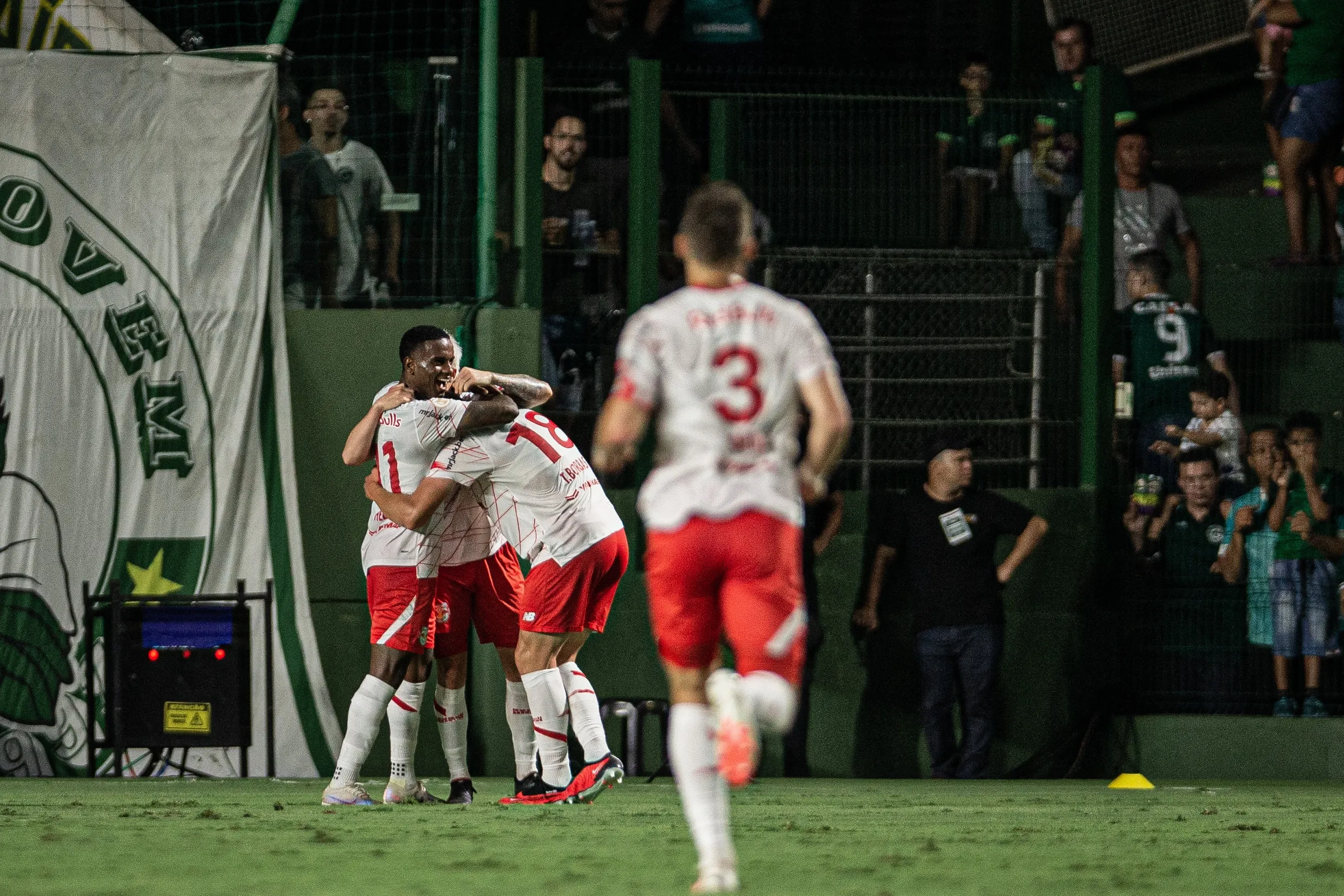RB Bragantino afunda Goi&aacute;s e se mete de vez na briga pelo t&iacute;tulo brasileiro