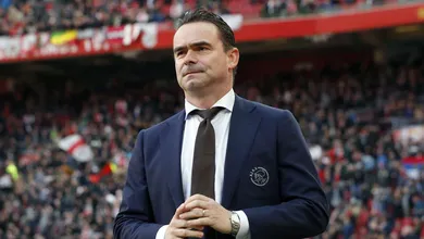 A dica de Overmars ao Arsenal: &ldquo;Vendam o &Ouml;zil e contratem Ziyech pela metade do valor&rdquo;
