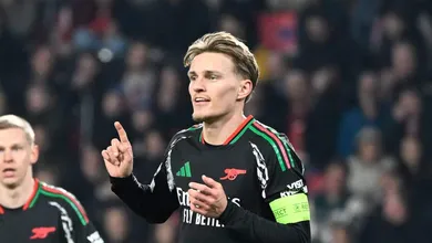 Sem atacante? Sem problema! Arsenal bate recorde e imp&otilde;e pior derrota europeia ao PSV