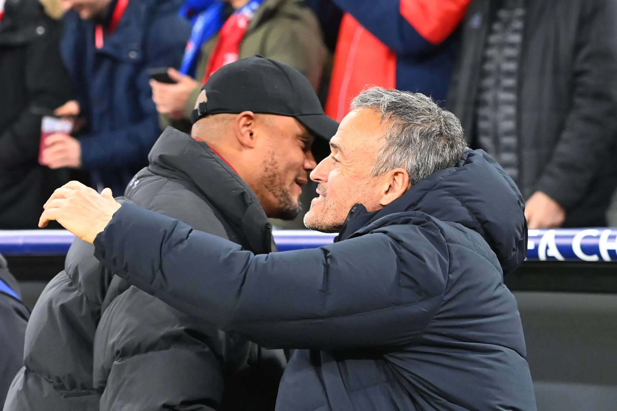 Kompany e Luis Enrique antes de jogo entre Bayern de Munique e PSG 