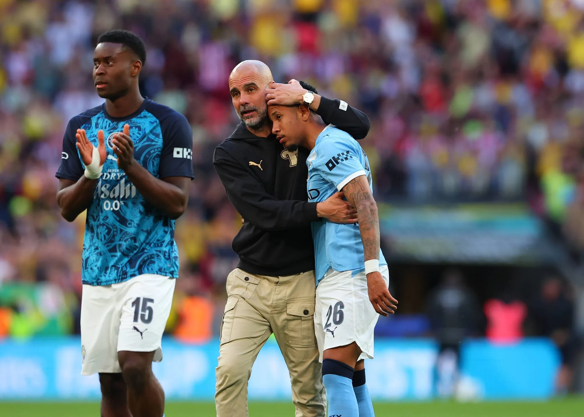 Guardiola abra&ccedil;a Savinho no Manchester City