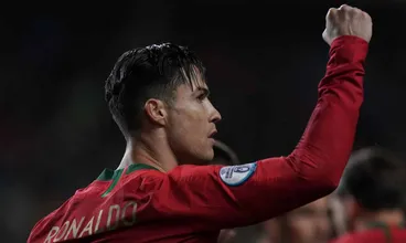 Com um hat-trick e um gola&ccedil;o de fora da &aacute;rea, Cristiano Ronaldo deixou Portugal mais perto da Euro