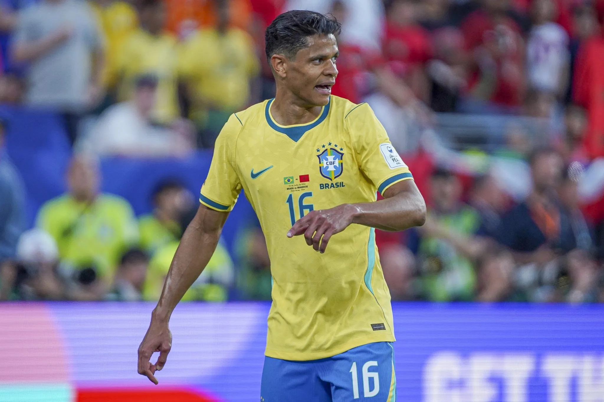 Douglas Santos em jogo da sele&ccedil;&atilde;o brasileira na Copa do Mundo