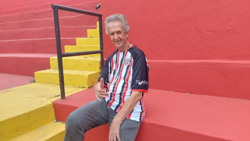 Odair Tiene, 74, torcedor do Paulista de Jundia&iacute; (Foto: Diego Iwata/ Trivela)
