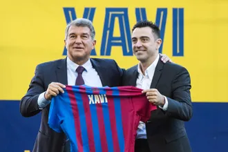 &lsquo;Flick ganha com os mesmos jogadores que ele perdia&rsquo;: Presidente do Barcelona detona Xavi
