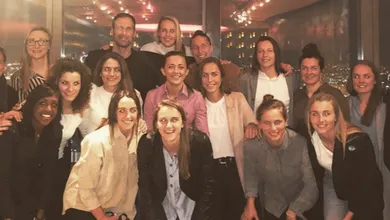 Para comemorar a boa fase das mulheres, Cech pagou um jantar &agrave;s jogadoras do time feminino do Arsenal