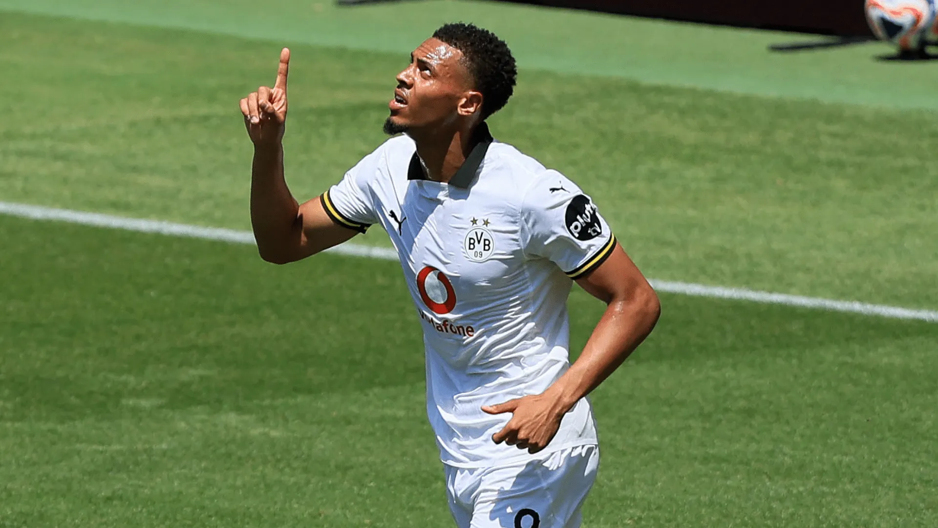 Felix Nmecha celebra gol do Borussia Dortmund contra o Mamelodi Sundowns no Mundial