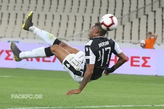 Gol acrob&aacute;tico de Akpom deu ao PAOK a Copa da Gr&eacute;cia e sua primeira Dobradinha
