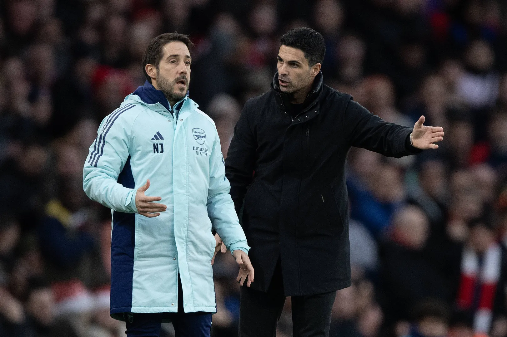 Mikel Arteta ao lado de Nicolas Jover, t&eacute;cnico de bola parada do Arsenal (Foto: Imago)