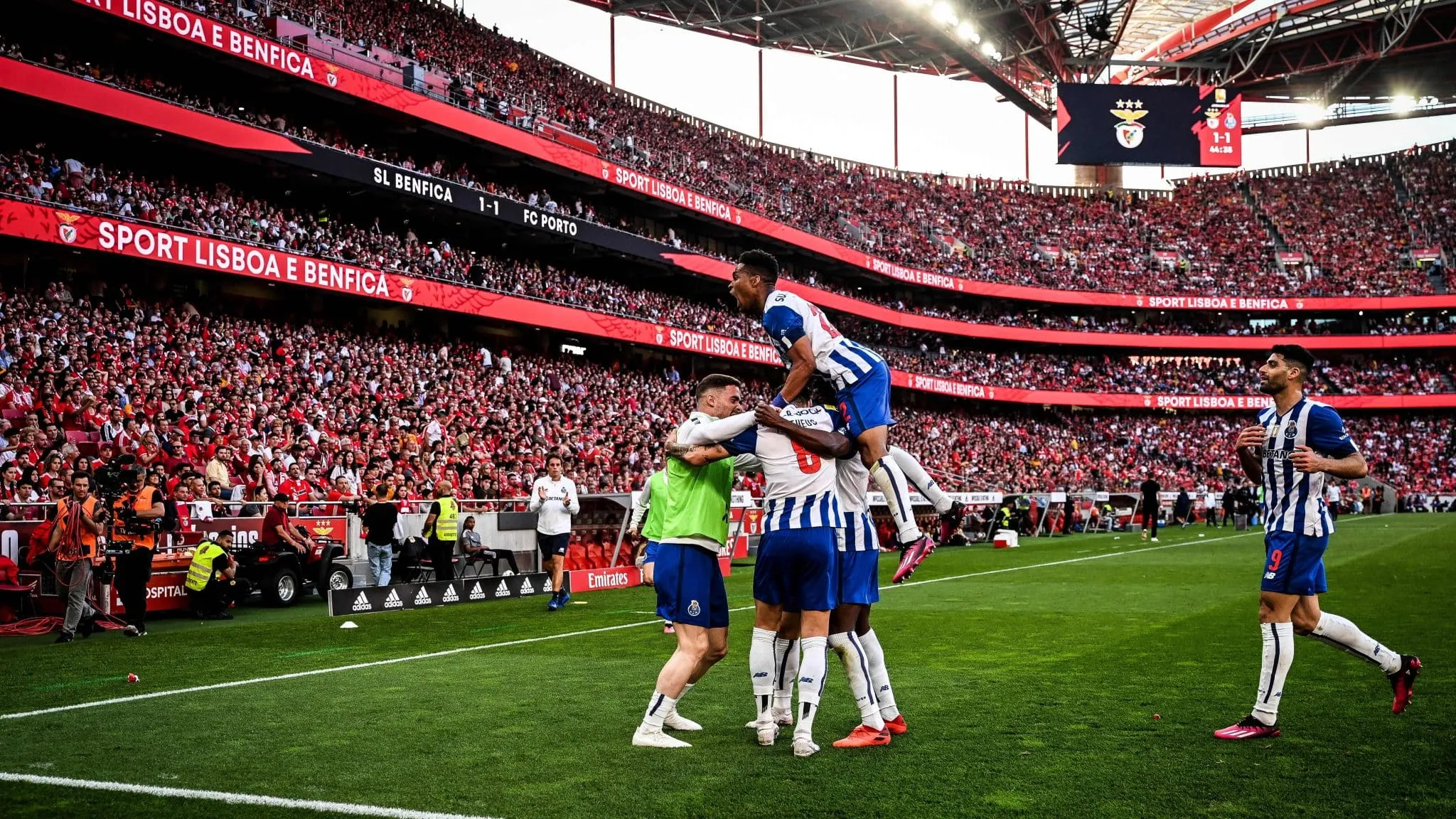 O Porto fez por merecer a virada sobre o Benfica na Luz e mant&eacute;m uma ponta de esperan&ccedil;a no Portugu&ecirc;s