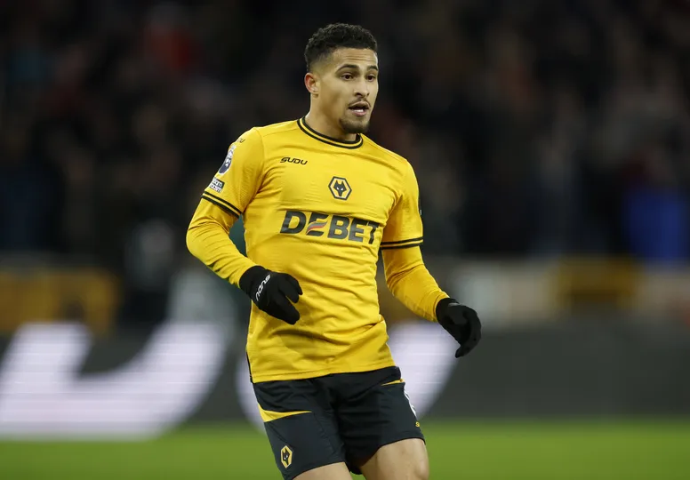 Jo&atilde;o Gomes em a&ccedil;&atilde;o pelo Wolverhampton