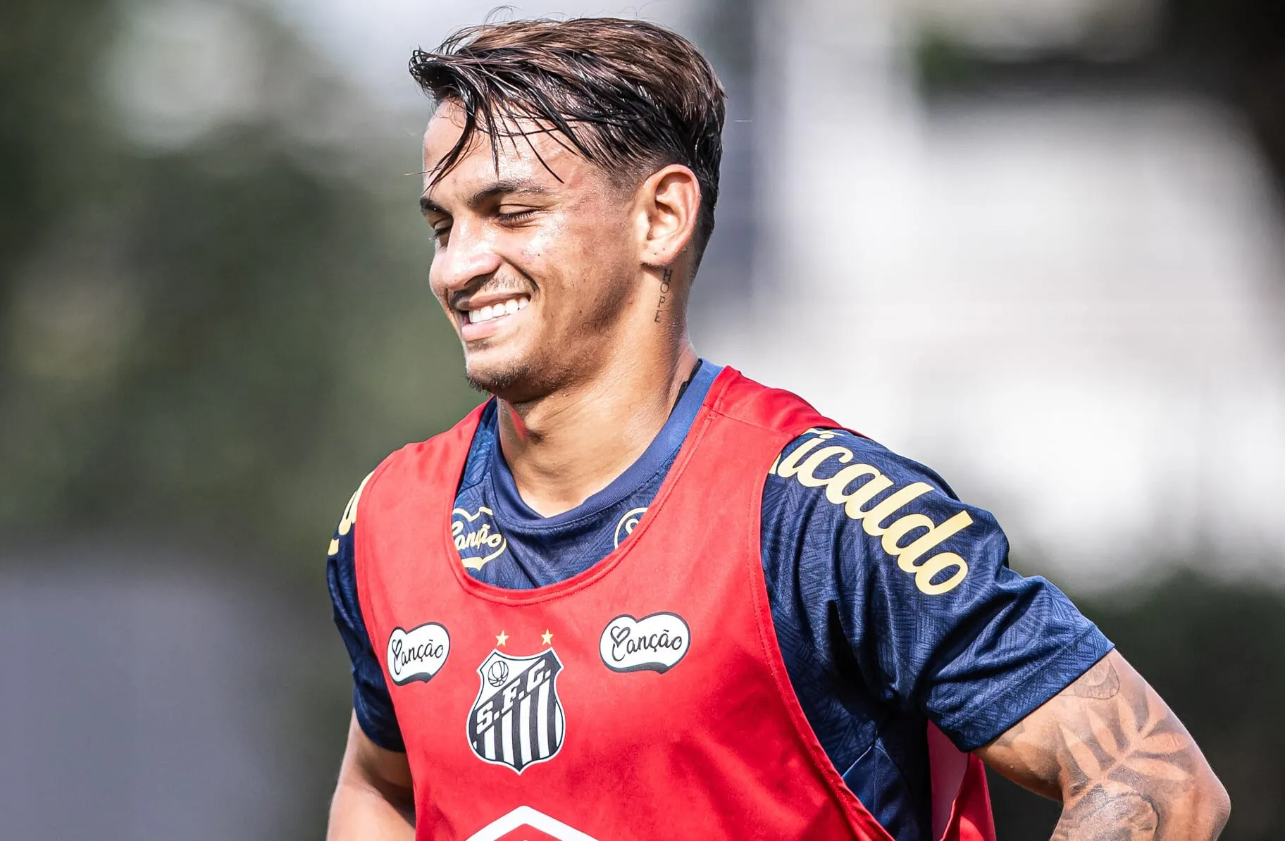 Patati mostra evolu&ccedil;&atilde;o nos treinos do Santos e tira concorrente da lista de relacionados