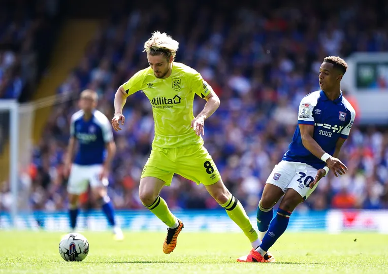 Omari Hutchinson em a&ccedil;&atilde;o pelo Ipswich Town