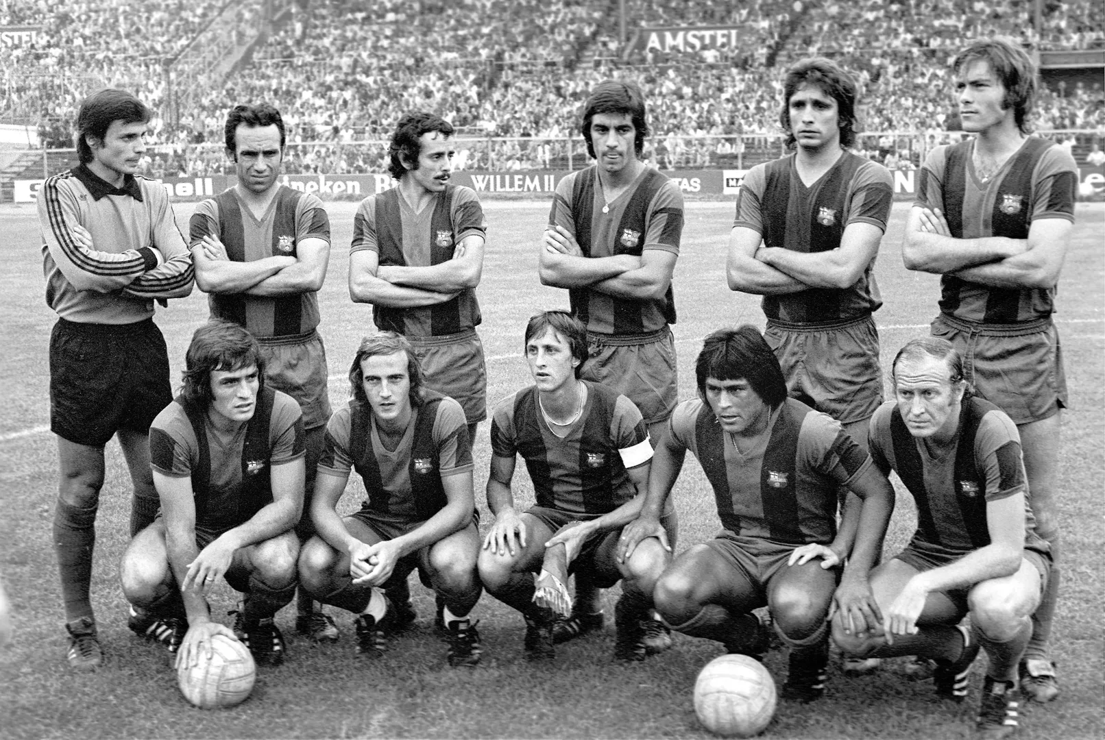 Johan Cruijff e Hugo Sotil s&atilde;o os dois pen&uacute;ltimos jogadores agachados na foto do elenco do Barcelona de 1975/76 
