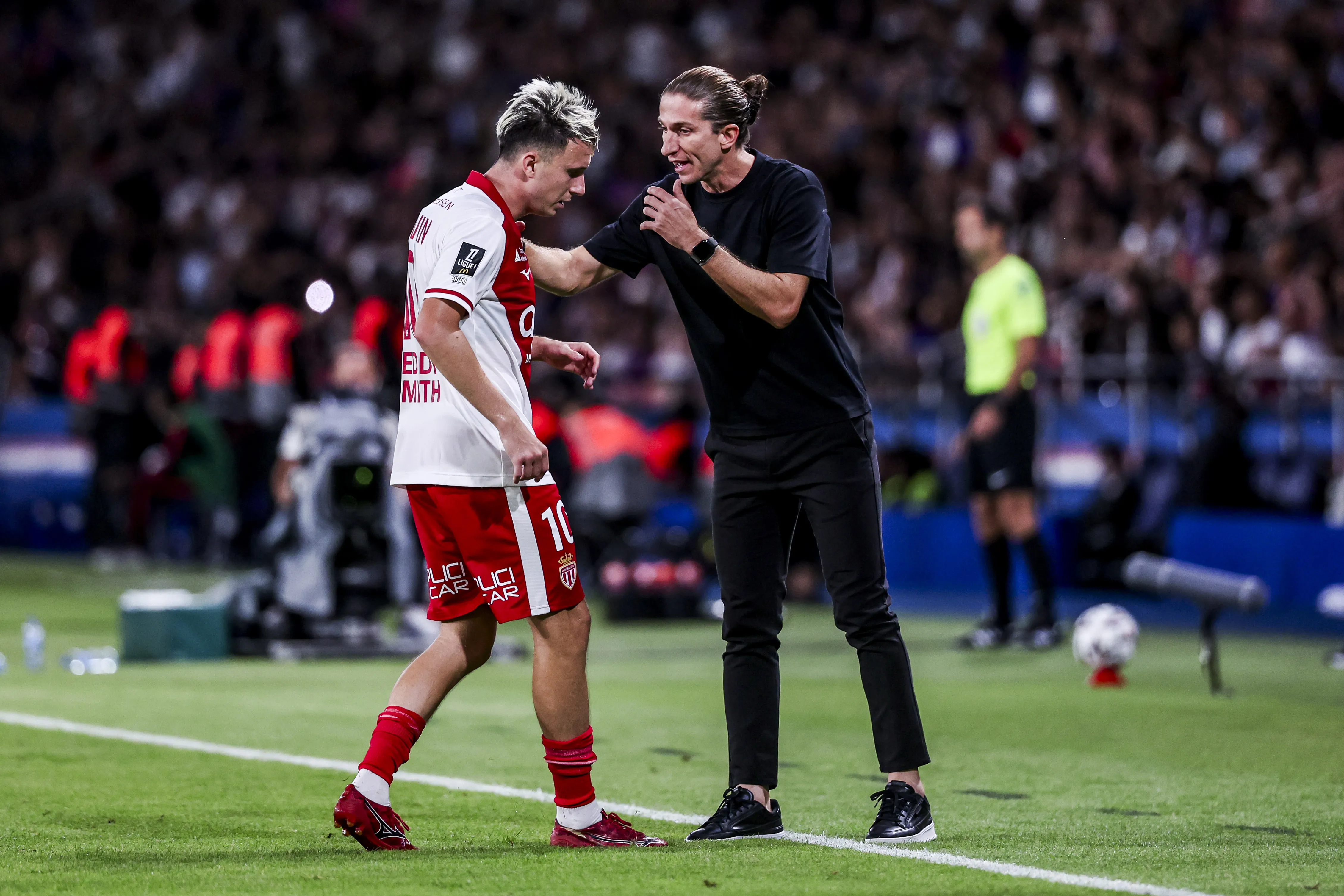 Filipe Lu&iacute;s orienta Golovin durante jogo do Monaco
