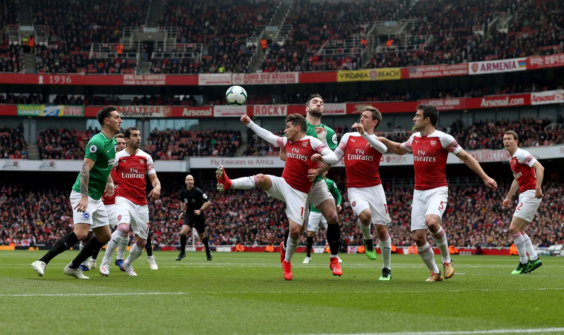 O colapso do Arsenal na Premier League est&aacute; praticamente completo, ap&oacute;s o trope&ccedil;o diante do Brighton