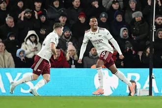 Arsenal conta com montanha-russa brasileira e alvo do City ofuscado para vencer Bournemouth