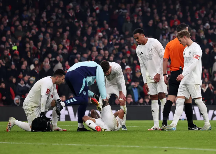 Gabriel Jesus sofre les&atilde;o em joelho oposto do machucado em 2022 e pode perder restante da temporada do Arsenal