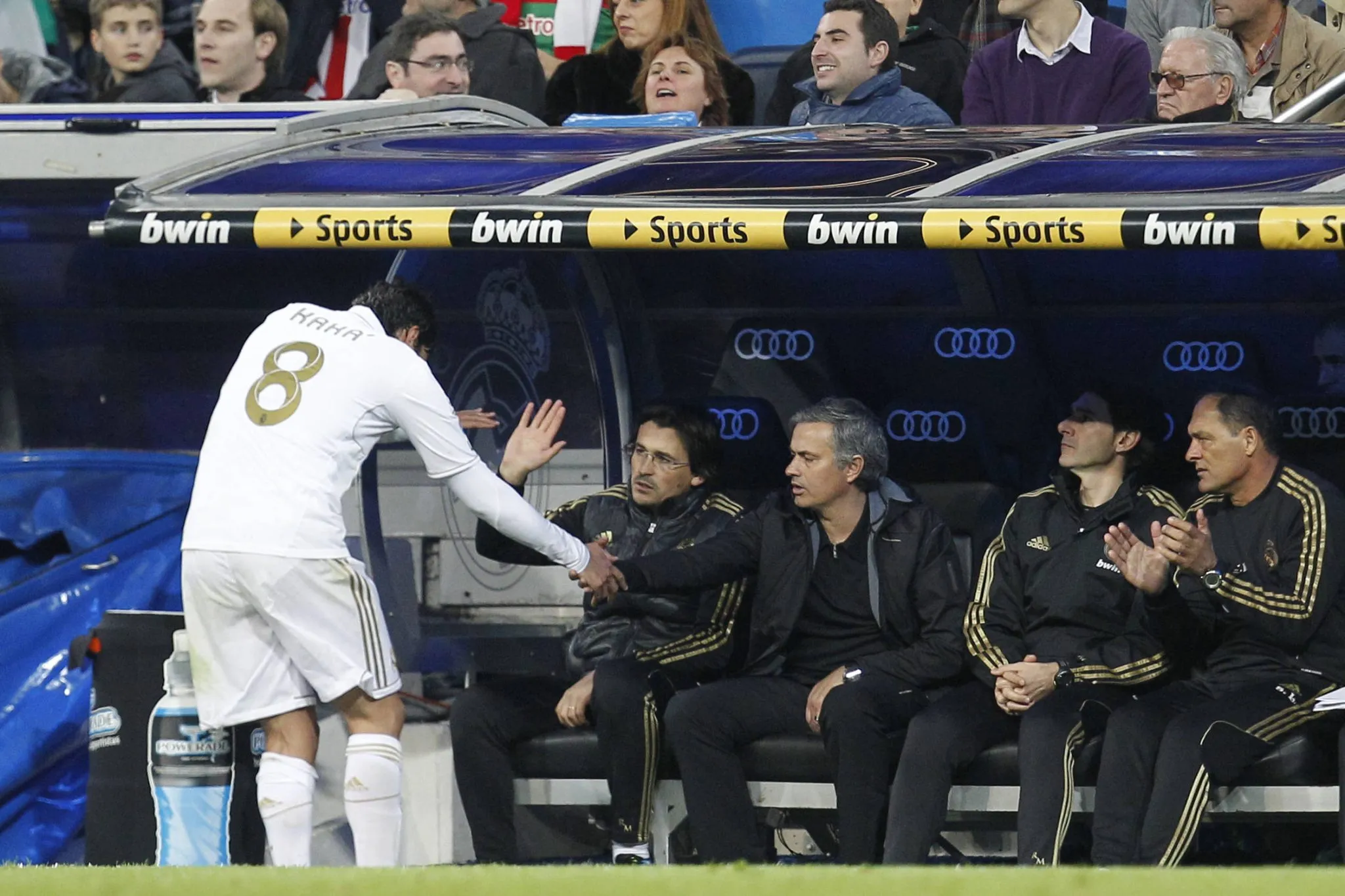 Kak&aacute; cumprimenta Mourinho ap&oacute;s substitui&ccedil;&atilde;o em partida do Real Madrid em 2012