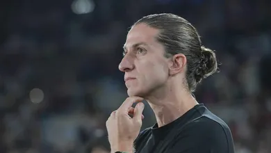 Ap&oacute;s expor Pedro, Filipe Lu&iacute;s muda postura e blinda diretoria do Flamengo