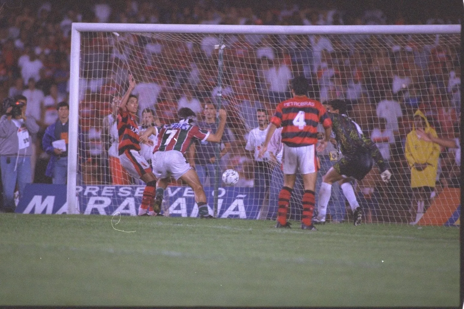 Renato Gol Barriga Flu 