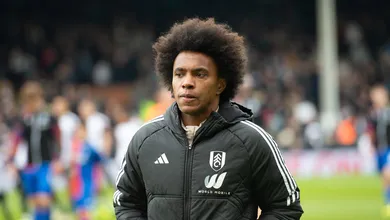 Willian assina com ex-clube e fica perto de bater novo recorde na Premier League