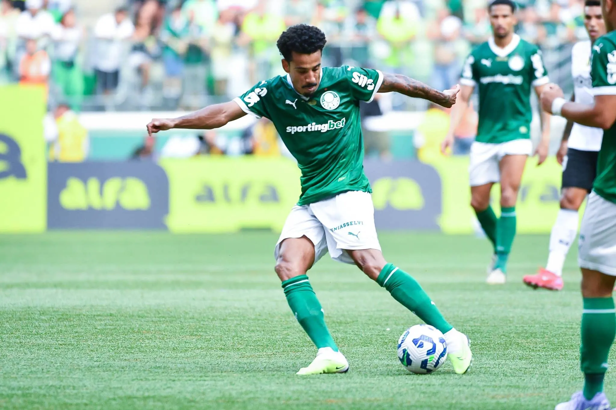 Lucas Evangelista em a&ccedil;&atilde;o pelo Palmeiras.