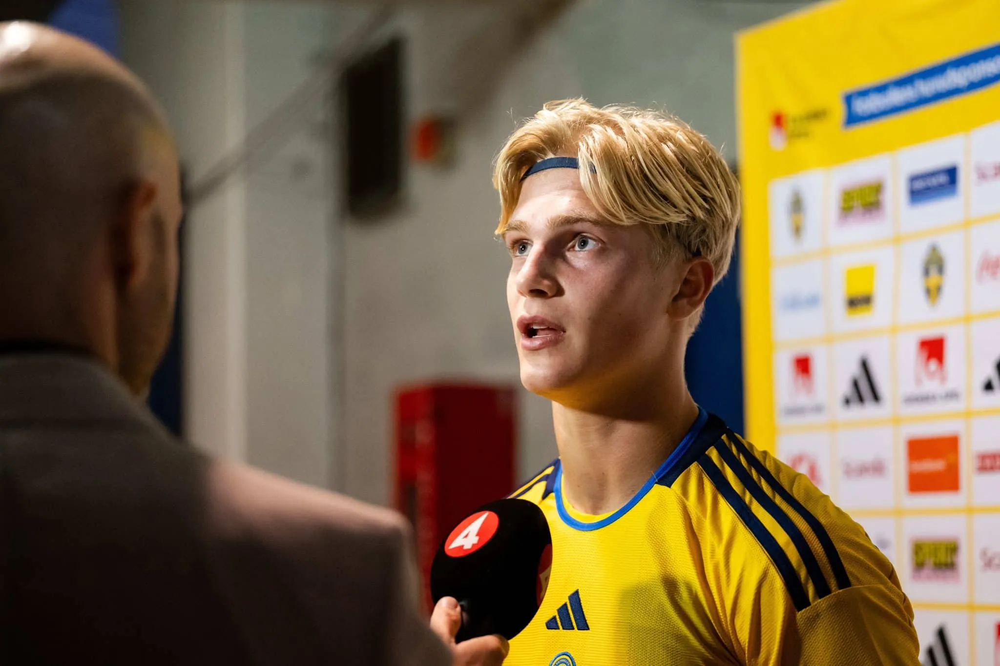 Porque o Tottenham e n&atilde;o o Barcelona? A pergunta de milh&otilde;es foi feita a Lucas Bergvall, que respondeu sucintamente