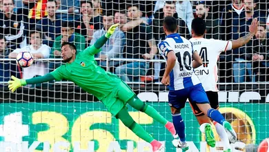 Diego Alves &eacute;, cada vez mais, o terror dos cobradores de p&ecirc;nalti. Mas e a Sele&ccedil;&atilde;o?