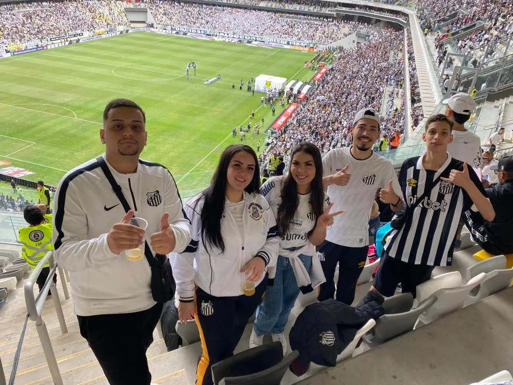Torcedores do Santos posicionados na Arena MRV