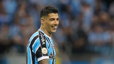 Su&aacute;rez amea&ccedil;a desistir de viagem &agrave; Espanha para fazer tratamento no Gr&ecirc;mio