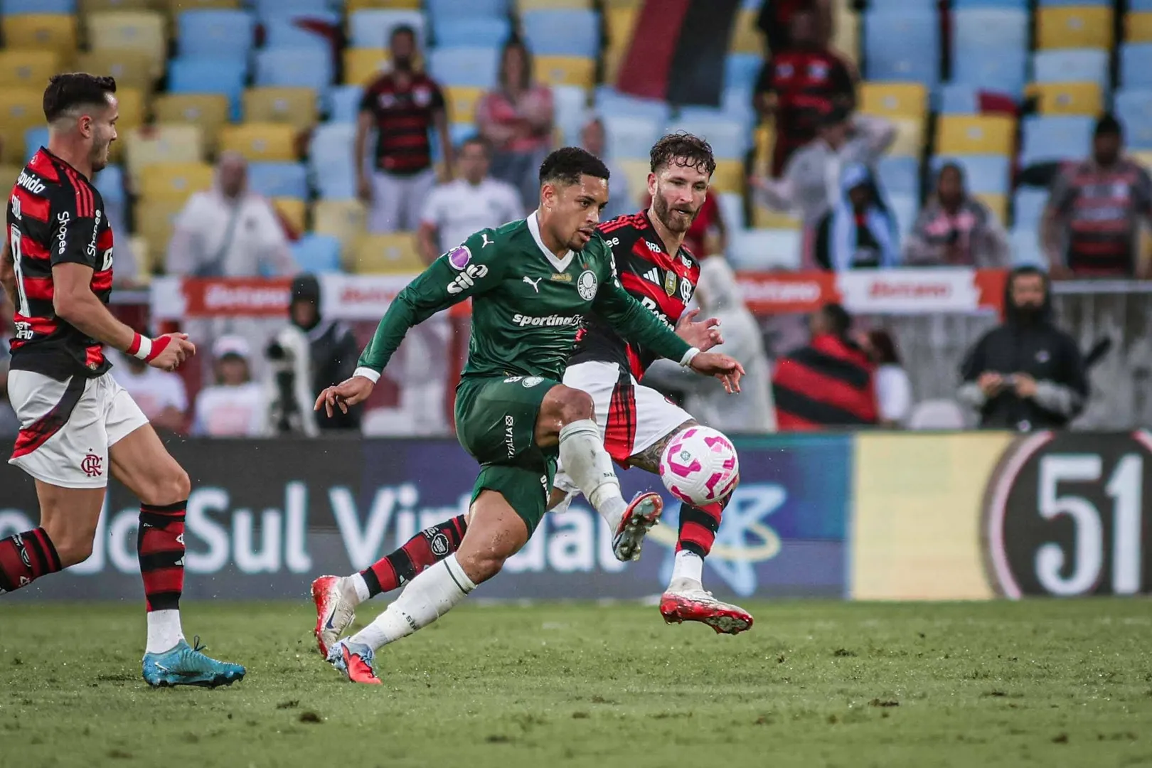 Vitor Roque, em a&ccedil;&atilde;o pelo Palmeiras contra o Flamengo