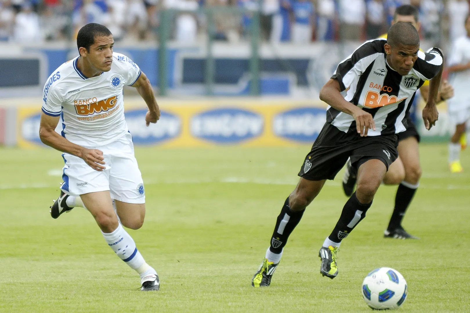 Anselmo Ramon, ent&atilde;o do Cruzeiro, em disputa de bola com Leonardo Silva, do Atletico-MG, em cl&aacute;ssico em 2011