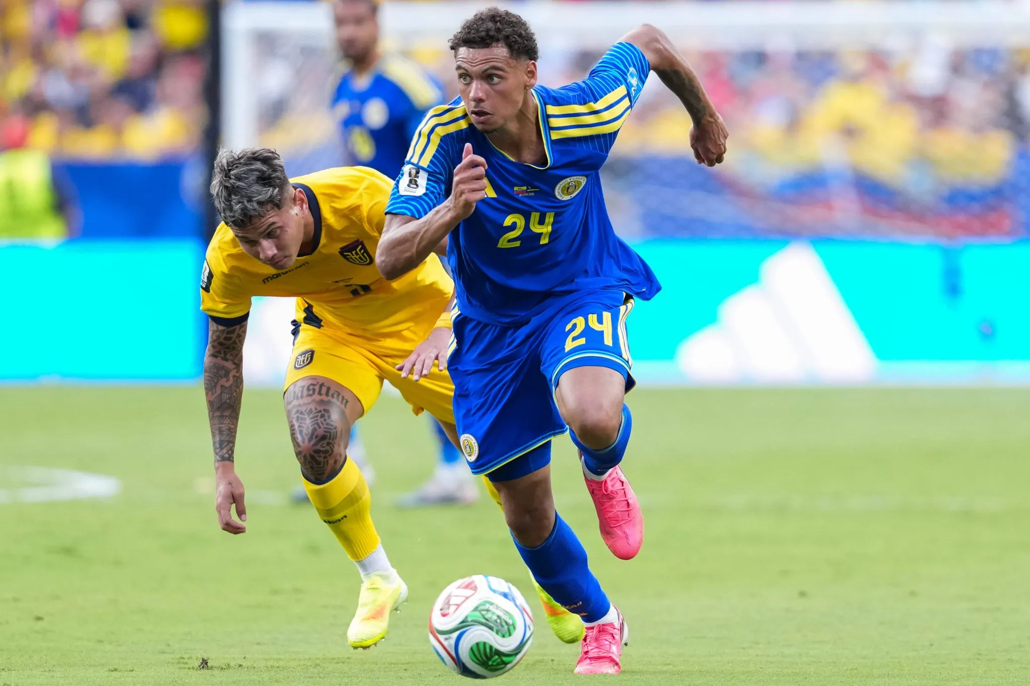 Shurandy Sambo, de Cura&ccedil;ao, avan&ccedil;a com a bola (Foto: IMAGO / Sports Press Photo)