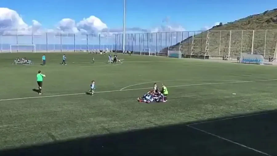 Dose de fofura: Menininho marca gol de falta e jogadores advers&aacute;rios comemoram com ele