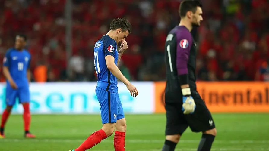 Koscielny aposenta-se da sele&ccedil;&atilde;o e manda recado: &ldquo;Voc&ecirc; &eacute; esquecido quando est&aacute; machucado&rdquo;