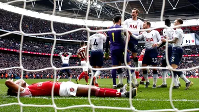Lloris pega p&ecirc;nalti de Aubameyang nos acr&eacute;scimos e salva Tottenham de derrota para o Arsenal