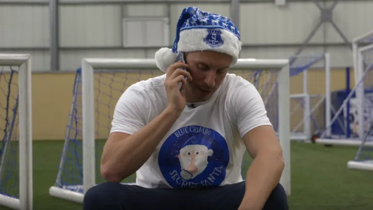 Fraternidade: Membros do Everton telefonam para desejar &lsquo;Feliz Natal&rsquo; a 100 torcedores idosos