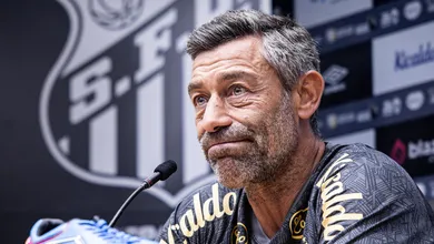 Com baixo aproveitamento no Santos, Caixinha v&ecirc; press&atilde;o escalar antes de dura sequ&ecirc;ncia