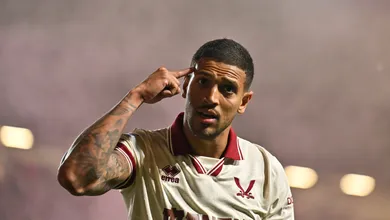 Ex-Flamengo brilha na Inglaterra e &eacute; decisivo em disputa por acesso &agrave; Premier League