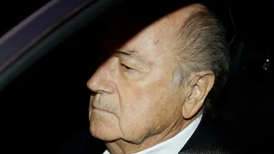 Patrocinadores pedem sa&iacute;da de Blatter, e a principal base de seu poder est&aacute; ruindo