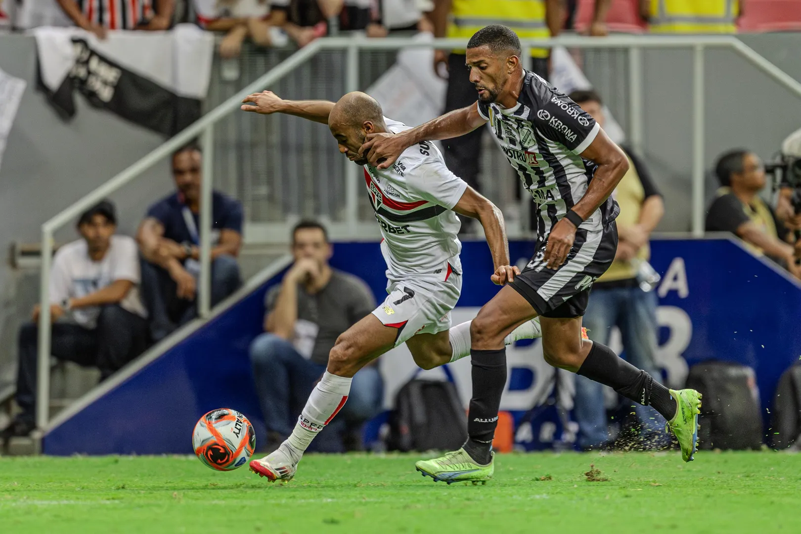 Lucas, em a&ccedil;&atilde;o contra a Inter de Limeira