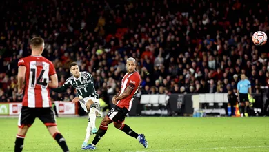 Manchester United honra Sir Bobby Charlton com gola&ccedil;o de Dalot para vencer o Sheffield