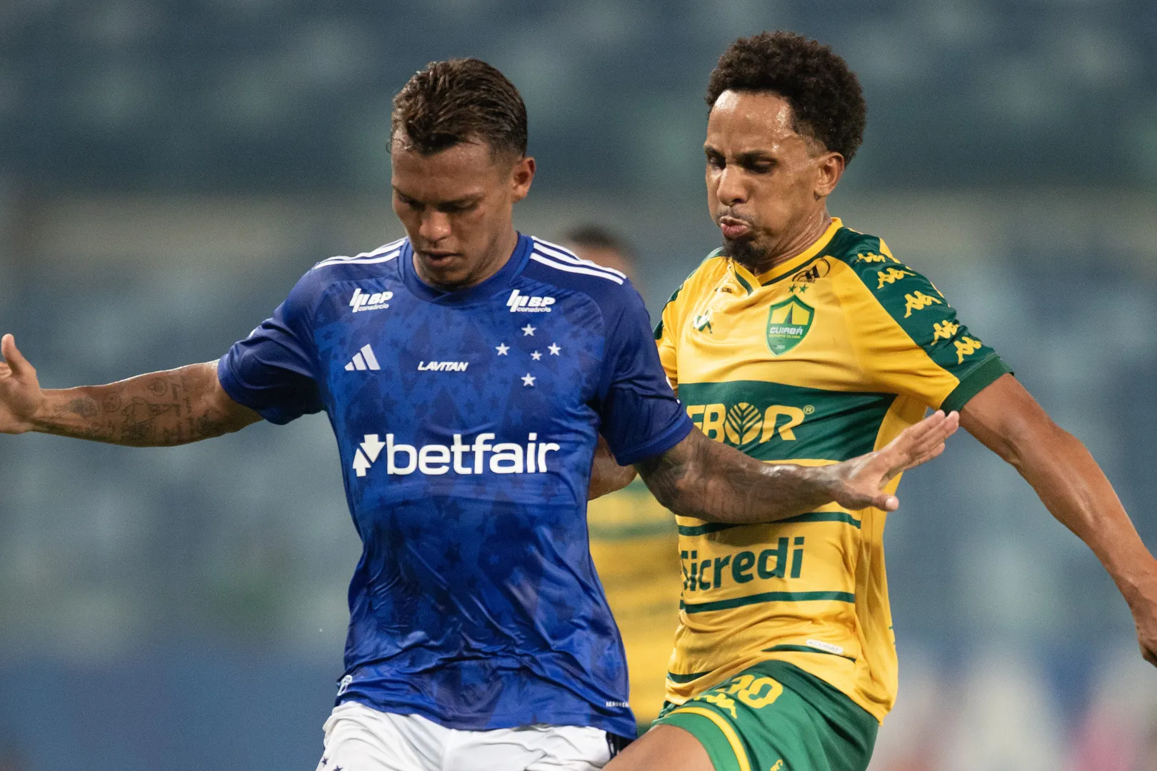 Gabriel Veron em disputa de bola com Lucas Mineiro