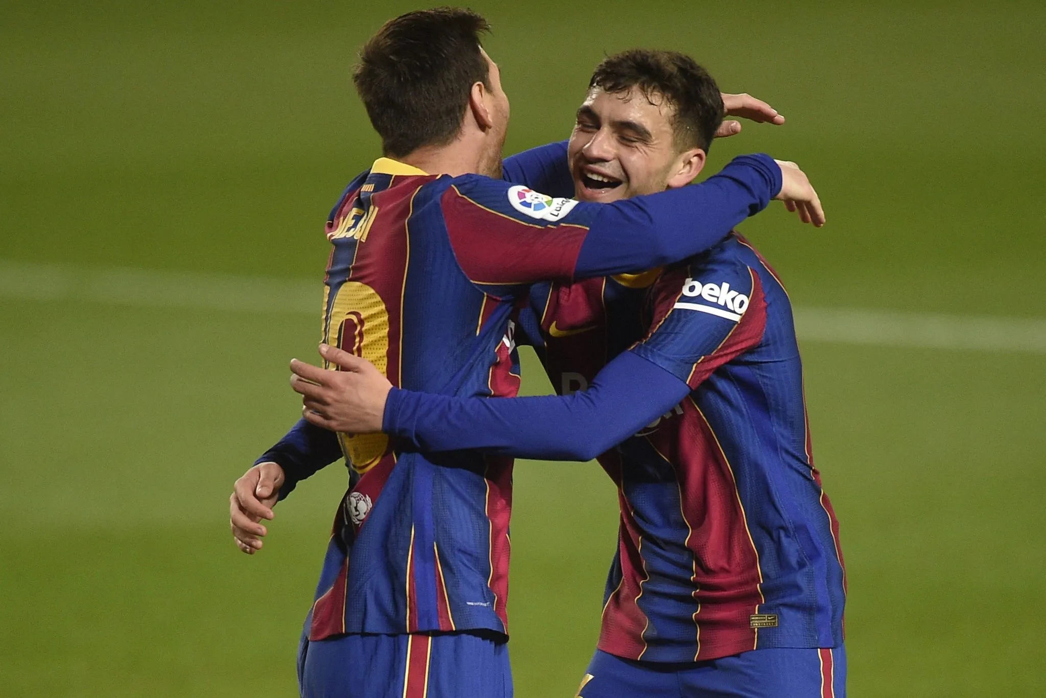 Pedri e Messi se abra&ccedil;am ap&oacute;s gol do Barcelona