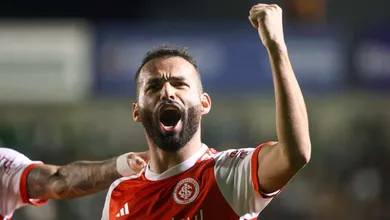 Pe&ccedil;a-chave do Internacional dentro de campo, Thiago Maia se torna problema fora dele