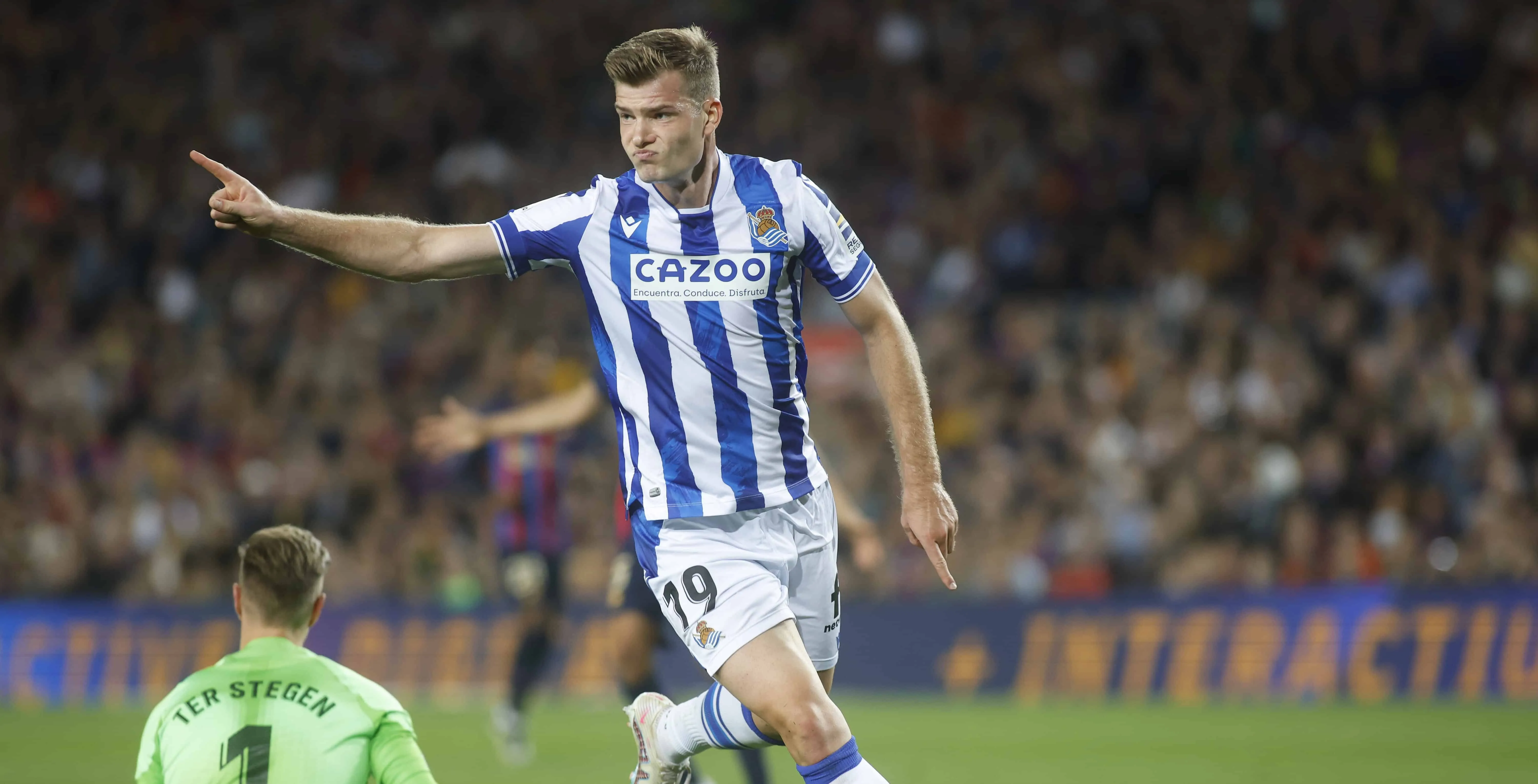 Na noite em que o Bar&ccedil;a recebeu o trof&eacute;u, a Real Sociedad carimbou a faixa com um triunfo excepcional