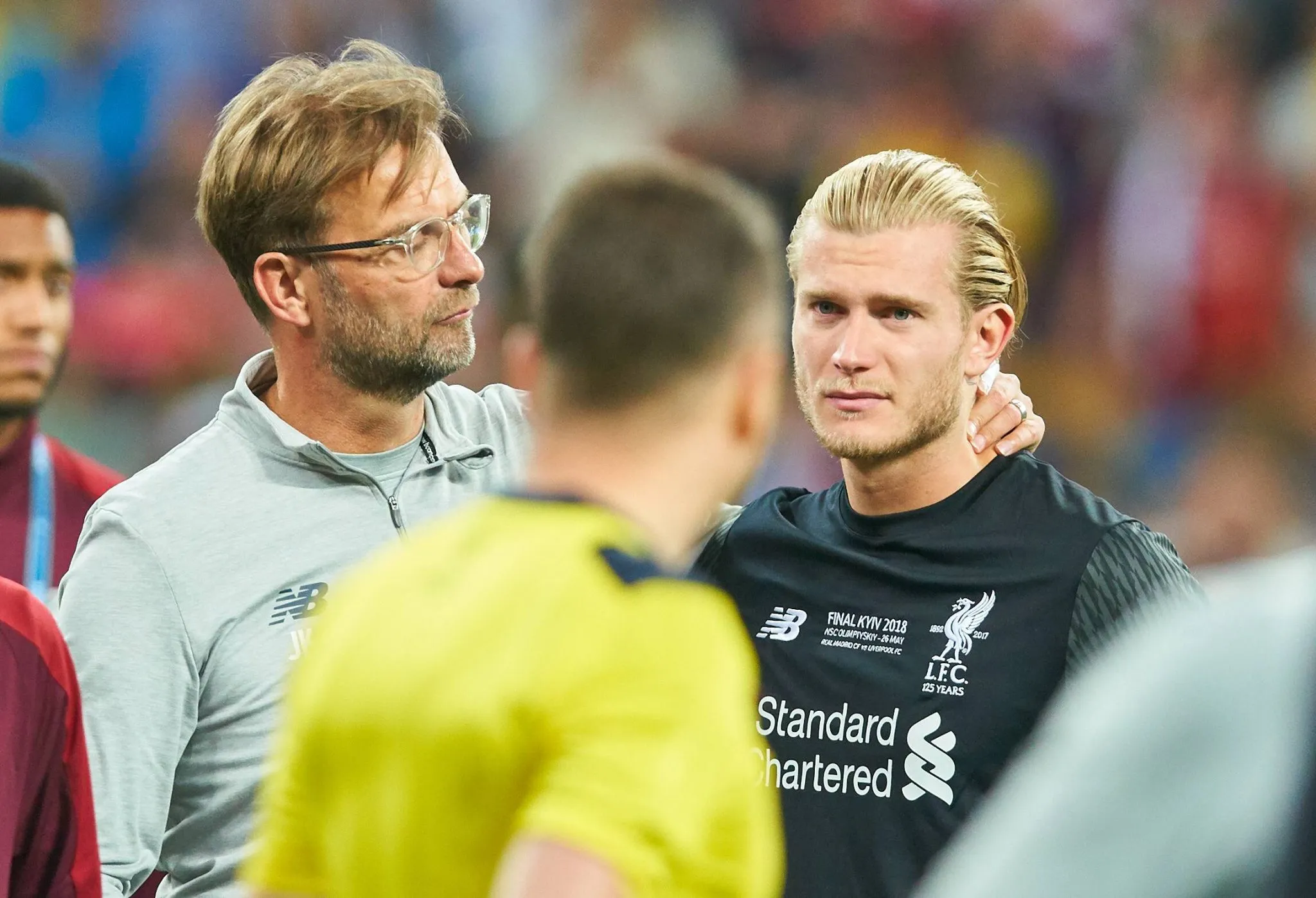 J&uuml;rgen Klopp e Loris Karius ap&oacute;s derrota na final da Champions League, em 2018 (Foto: IMAGO / ActionPictures)