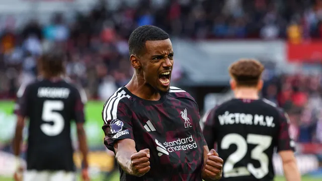 Isak garante virada do Liverpool e mostra caminho de esperan&ccedil;a a Wirtz e Barcola
