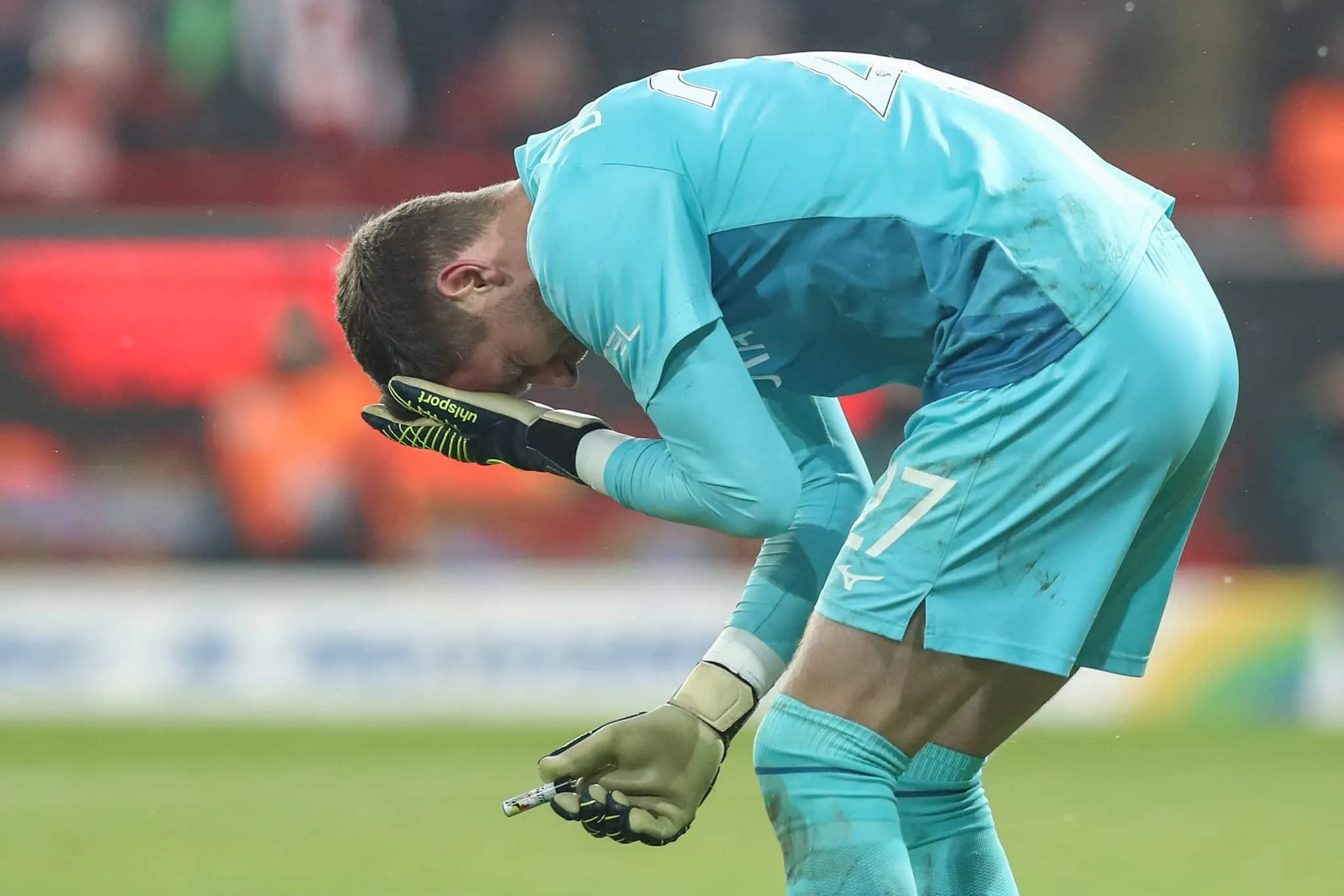 Isqueiro no rosto de goleiro causa ato hist&oacute;rico de fair play na Bundesliga